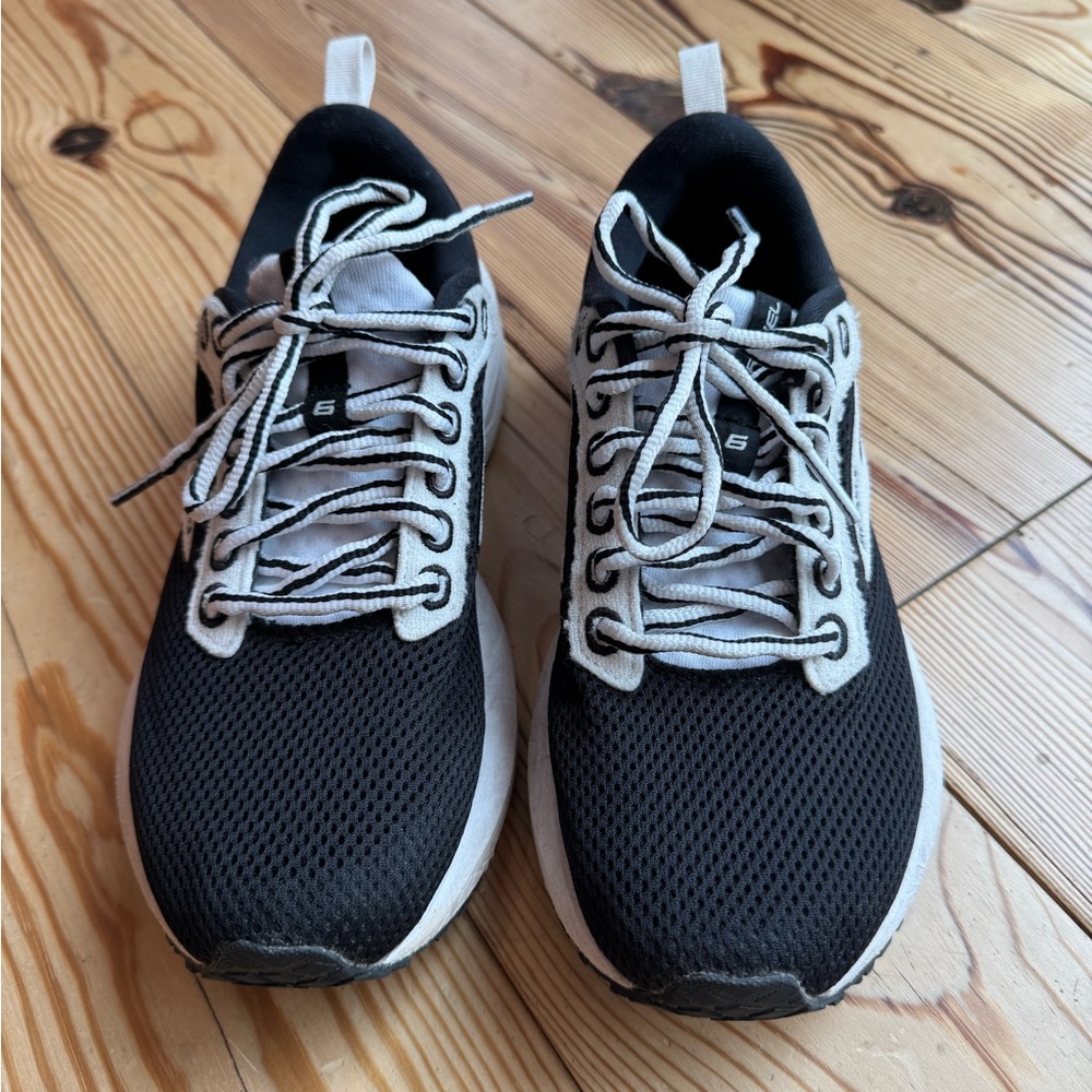 Like new Limited Edition
Brooks Revel 6